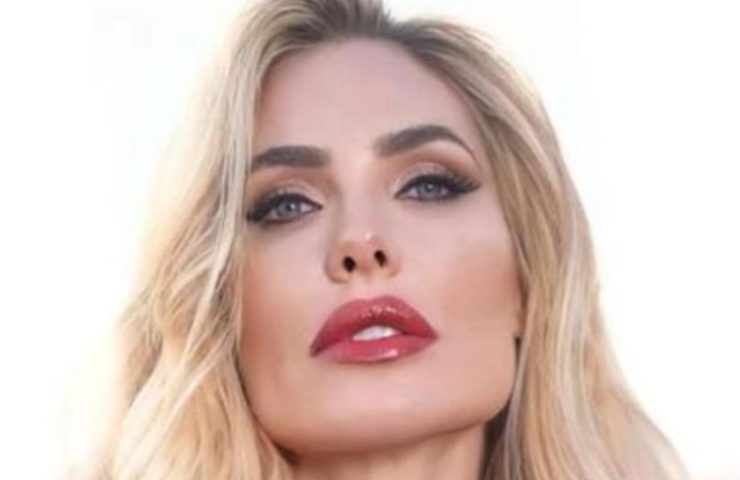 Ilary Blasi come una 20enne