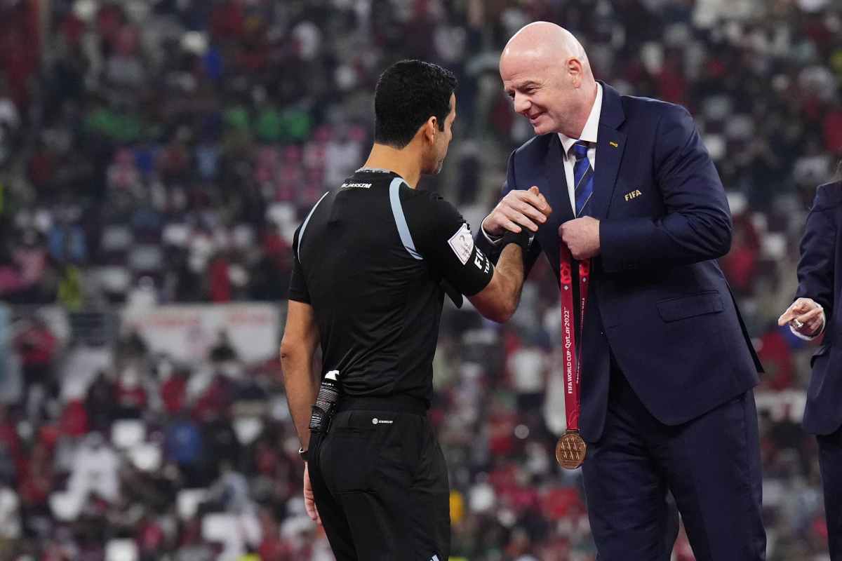 Infantino e arbitro in un cenno d'intesa FIFA