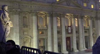 Benedetto XVI, conclusi i funerali. L’appello dei fedeli: “Santo subito”