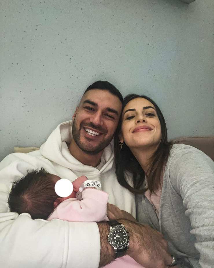 Lorenzo Riccardi e Claudia Dionigi con la loro bambina_Instagram_Newsby