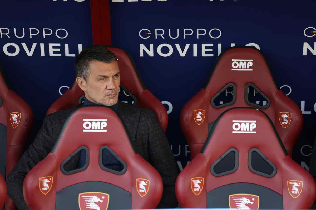Maldini seduto in panchina Milan