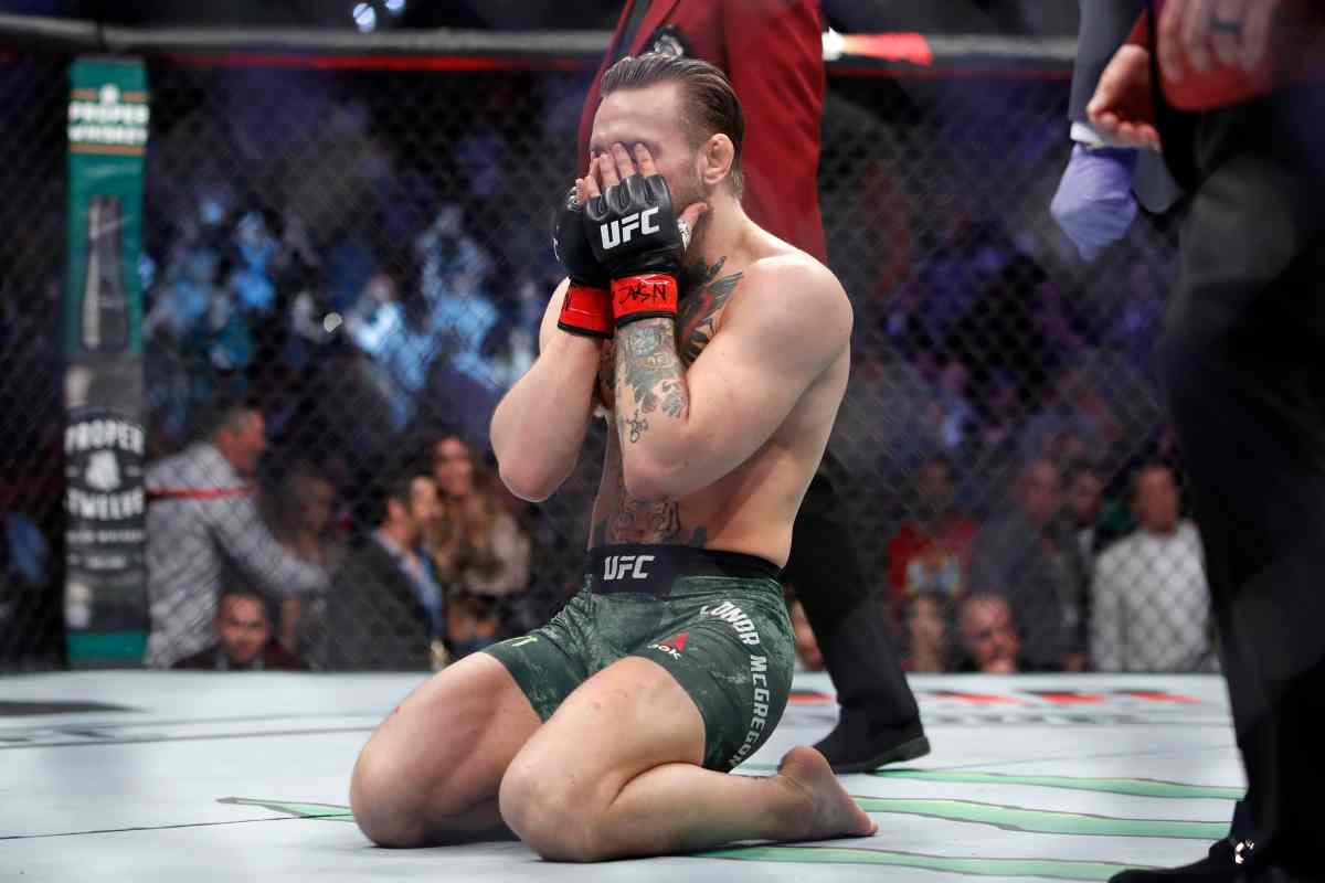 McGregor sul ring con le mani sul volto
