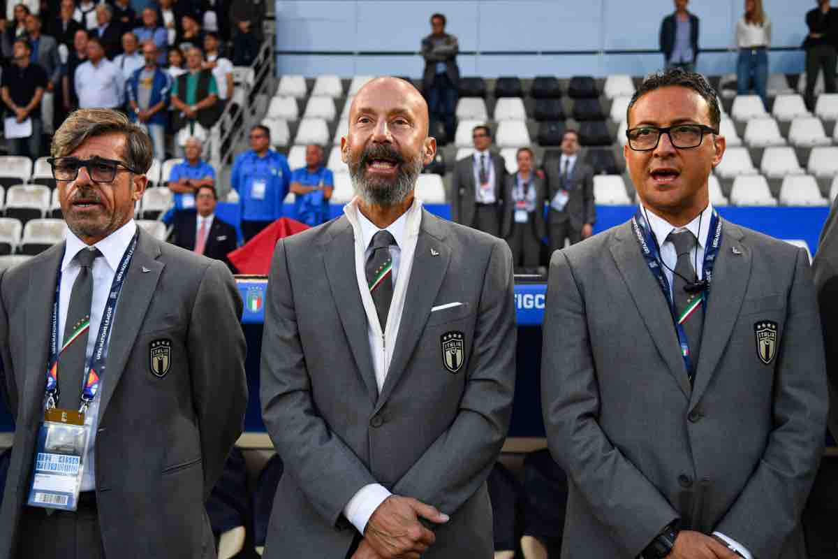 Vialli intona l'inno d'Italia in panchina