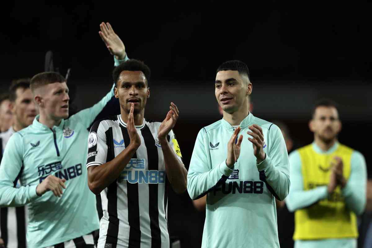 Giocatori Newcastle applaudono Premier