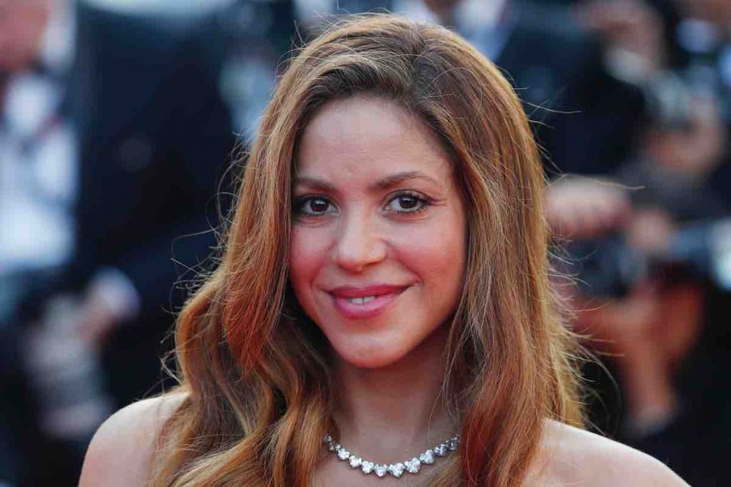 Shakira osserva