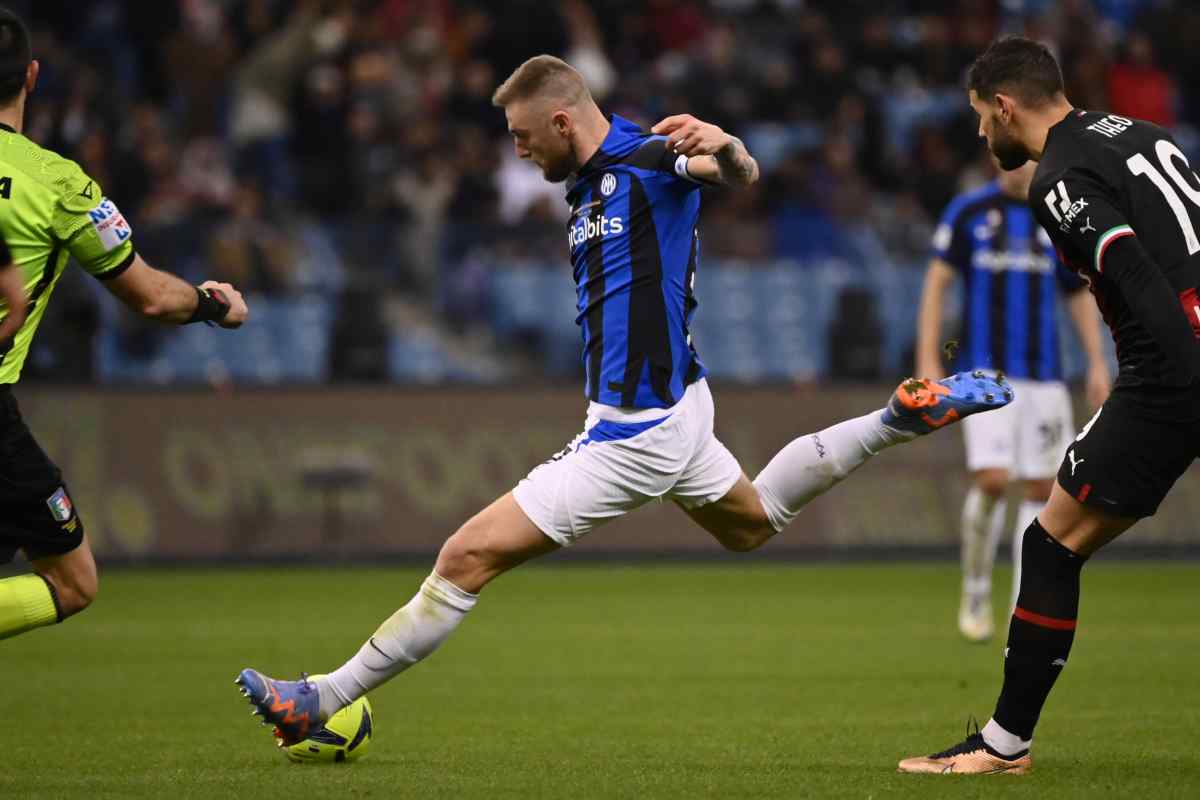 Skriniar calcia il pallone Inter