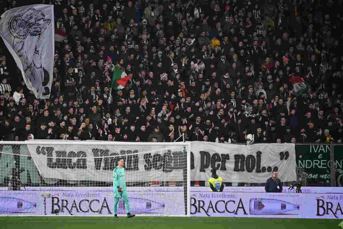 Uno striscione di incoraggiamento esposto dai tifosi della Cremonese durante la gara con la Juventus