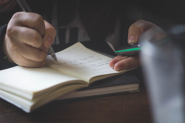 Studente scrive su un taccuino