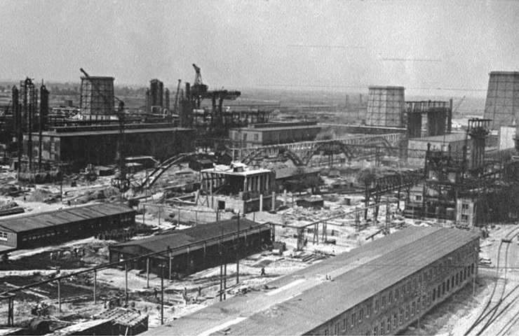 Fabbrica Buna di proprietà della IG Farben nel campo di lavoro di Monowitz (1941)