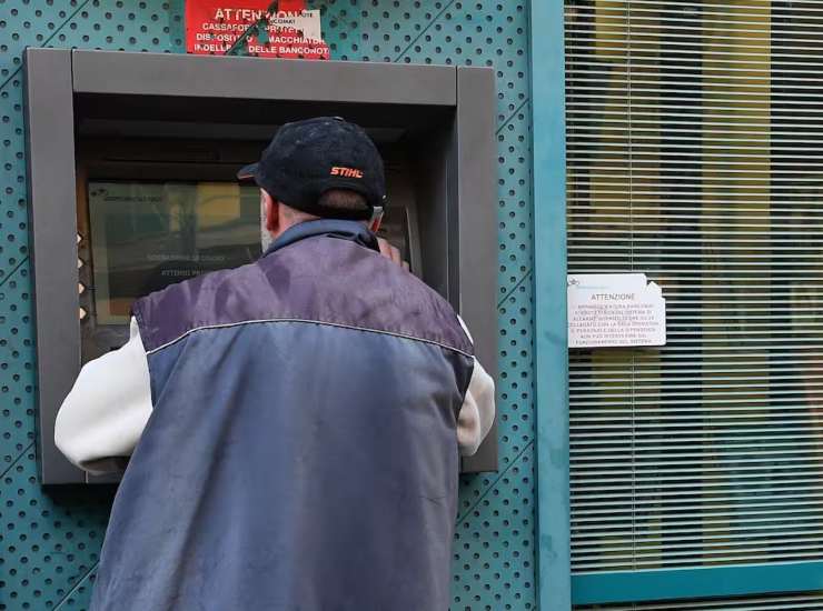 Conti correnti, forti rincari da questo mese: di quanto aumentano le spese di gestione