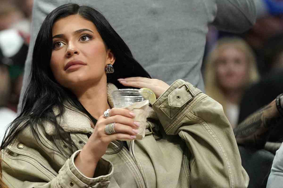 Kylie Jenner si tocca i capelli