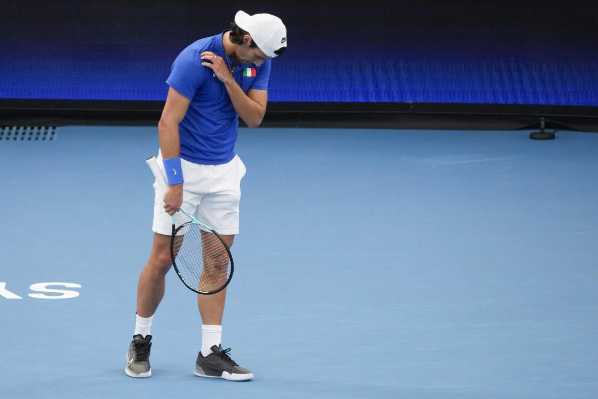 Musetti si tocca la spalla durante un match