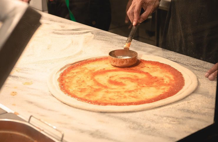 Condire la pizza