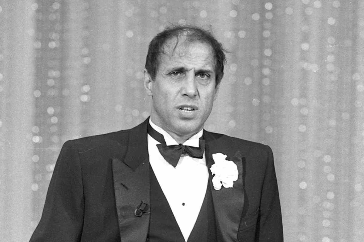 Adriano Celentano pensieroso