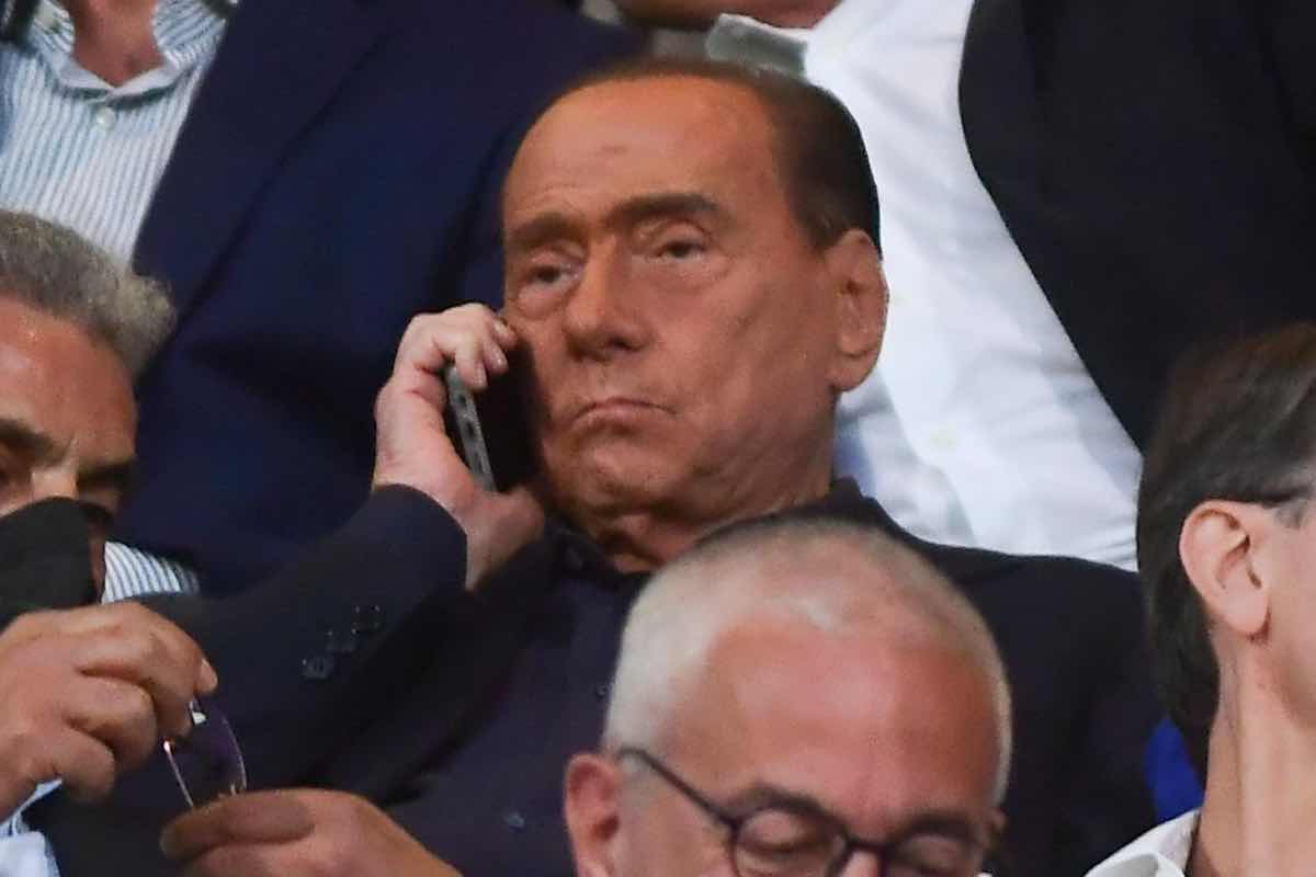 Berlusconi al telefono