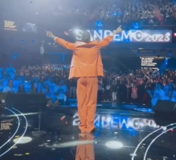 Marco Mengoni sul palco canta