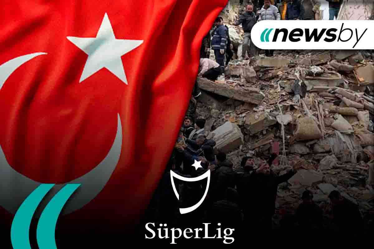 Bandiera della Turchia e macerie del terremoto