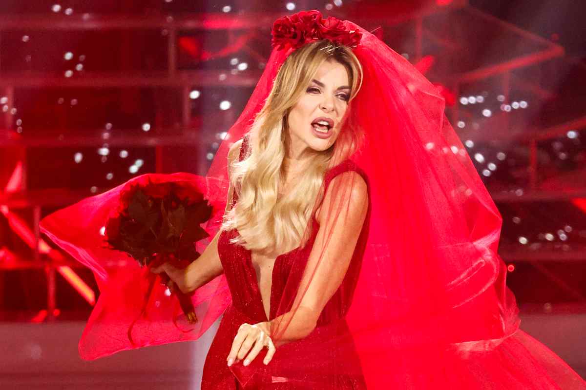 alba parietti costume