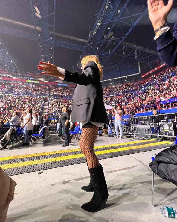 Barbara D'Urso, mini pantaloncino e calze a rete: come si è presentata al concerto di Biagio Antonacci