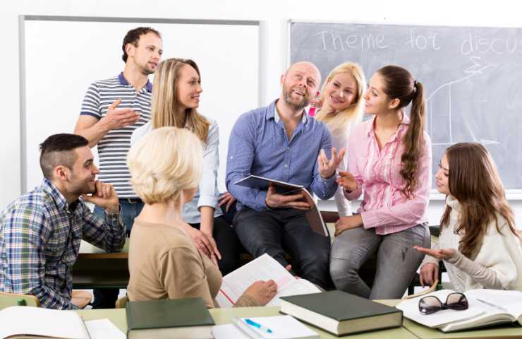 Come indica il sito web dedicato espressamente alla Carta del Docente, l’importo nominale della carta corrisponde a euro 500 annui per ogni anno scolastico. In molti potrebbero chiedersi per quali spese è ammesso l’uso del bonus insegnanti in oggetto: ebbene, si tratta chiaramente di costi collegati alla formazione, all’aggiornamento e all’accrescimento culturale dell’insegnante. Ecco perché la Carta può essere sfruttata per pagare o comunque aver accesso: all’iscrizione a corsi per attività di aggiornamento e di qualificazione delle competenze professionali, effettuati da enti accreditati presso il Ministero dell’istruzione e del Merito; all’iscrizione a corsi di laurea, di laurea magistrale, specialistica o a ciclo unico, inerenti al profilo professionale, oppure a corsi post lauream o a master universitari inerenti al profilo professionale; a libri, testi anche in formato digitale, pubblicazioni e riviste comunque utili all’aggiornamento professionale; a prodotti hardware e software; a titoli di accesso per rappresentazioni teatrali e cinematografiche; a titoli per per poter aver accesso a musei, mostre ed eventi culturali e spettacoli dal vivo; ad iniziative coerenti con le attività individuate nel quadro del Piano triennale dell’offerta formativa delle scuole e del Piano nazionale di formazione, di cui si trova traccia nella citata legge n. 107 del 2015(Buona Scuola). L’applicazione web ad hoc per spendere l’importo Come fare ad utilizzare la somma di 500 euro di cui alla Carta del Docente? Molto semplice, il beneficiario deve fare riferimento ad una apposita applicazione internet, che consente agli insegnanti di spendere quanto assegnato, utilizzando annualmente buoni di spesa elettronici per i beni o i servizi previsti. Grazie all’applicazione ad hoc, l’interessato e beneficiario del bonus 500 euro insegnanti potrà in particolare: creare il primo buono, andando sulla pagina «crea buono» accessibile dal menù; decidere se acquistare di persona o online presso un esercente o un ente di formazione che partecipa all’iniziativa in oggetto; scegliere il bene / servizio da comprare; inserire l’importo del buono corrispondente al prezzo del bene o servizio di interesse. Il buono prodotto sarà collegato ad un codice identificativo (QR code, codice a barre e codice alfanumerico) che il beneficiario potrà salvare sul proprio dispositivo o stampare per sfruttarlo sul web o presentarlo fisicamente all’esercente o ente che partecipa all’iniziativa. Per questa via sarà possibile ottenere agevolmente il bene o servizio desiderato. Inoltre il servizio web ’Carta del Docente’ consente di creare uno o più buoni della somma desiderata, fino al massimo complessivo del proprio portafoglio, ma anche di visualizzare i buoni creati e pronti da usare per la spesa e di vedere i buoni già spesi. Non solo: non manca anche la possibilità di controllare quanto ancora si può spendere grazie al bonus in oggetto.
