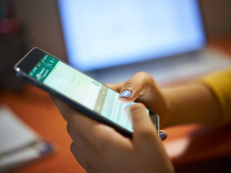 Ragazza chatta su Whatsapp