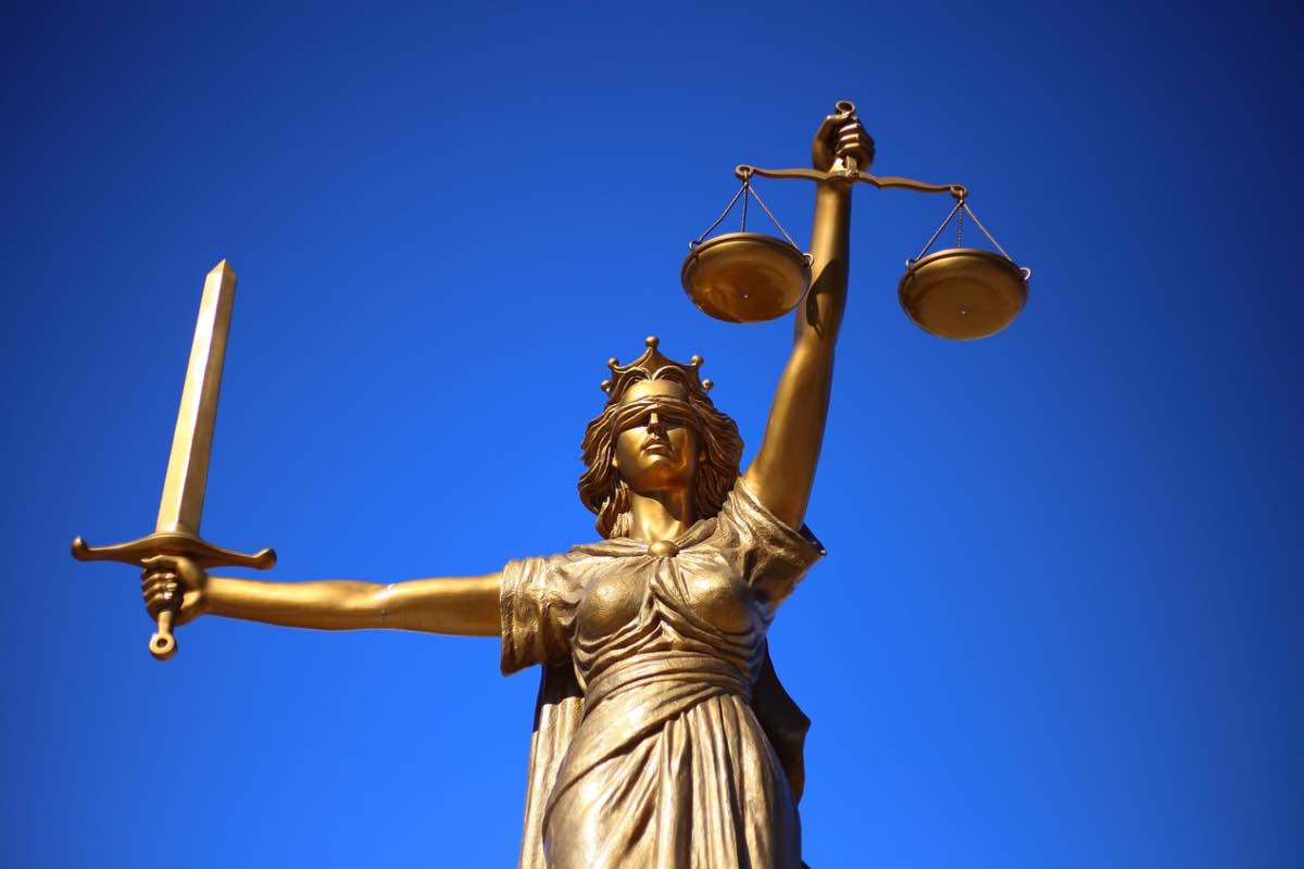 Dea Bendata simbolo di giustizia