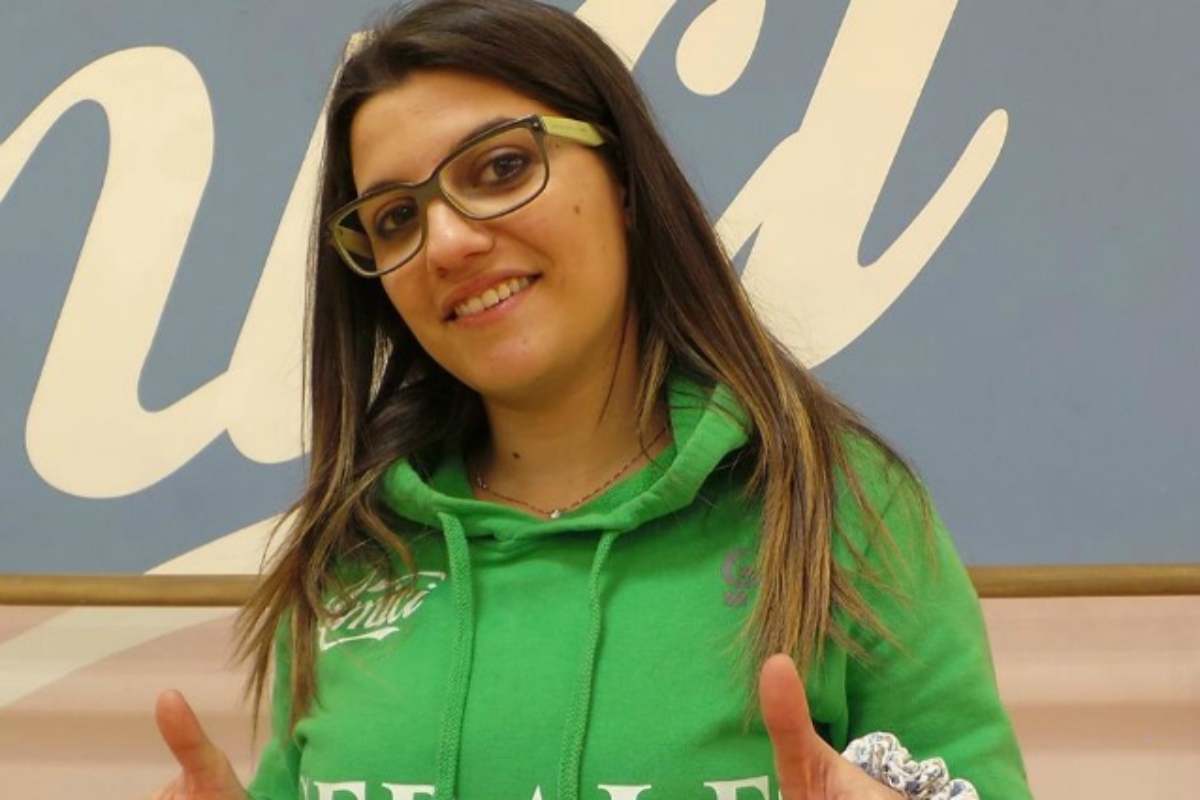Amici, ricordate Deborah Iurato? Oggi irriconoscibile: biondissima e capelli corti
