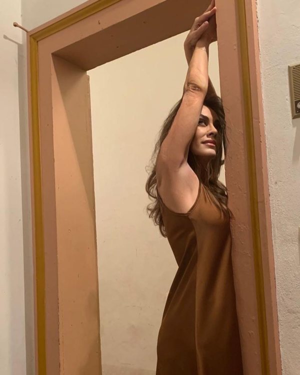 Elena Sofia Ricci, altro che Suor Angela: eccola con sottoveste sexy, la foto boom di like
