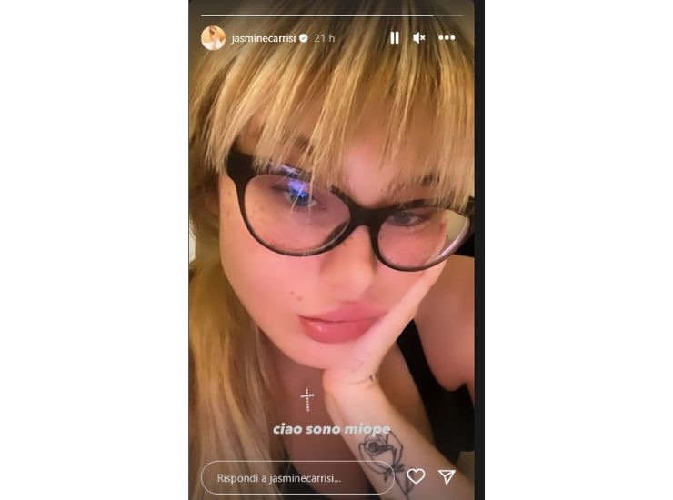 jasmine carrisi con gli occhiali