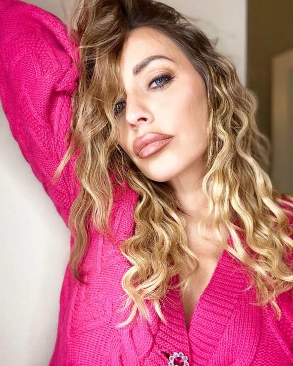 Karina Cascella finisce sotto i ferri: l'ex di Uomini e Donne si è operata