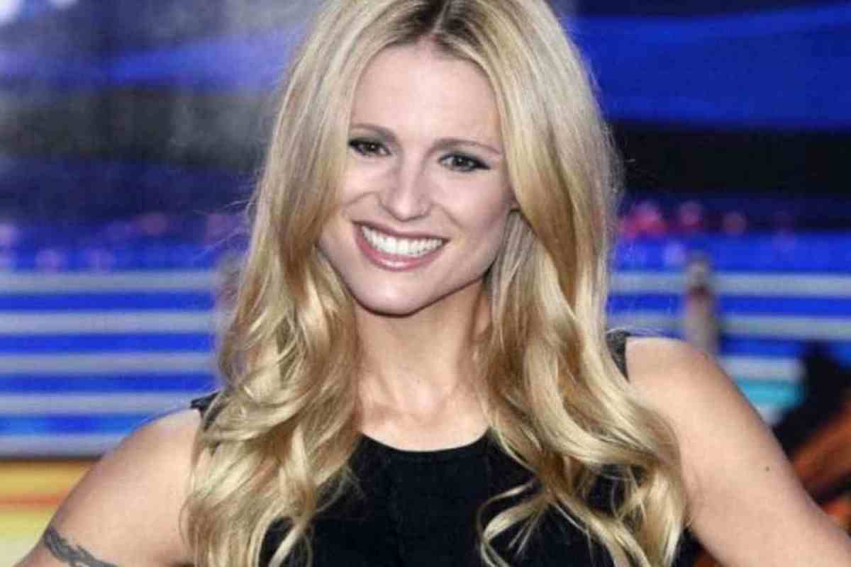 Michelle Hunziker capelli lunghi Striscia la notizia