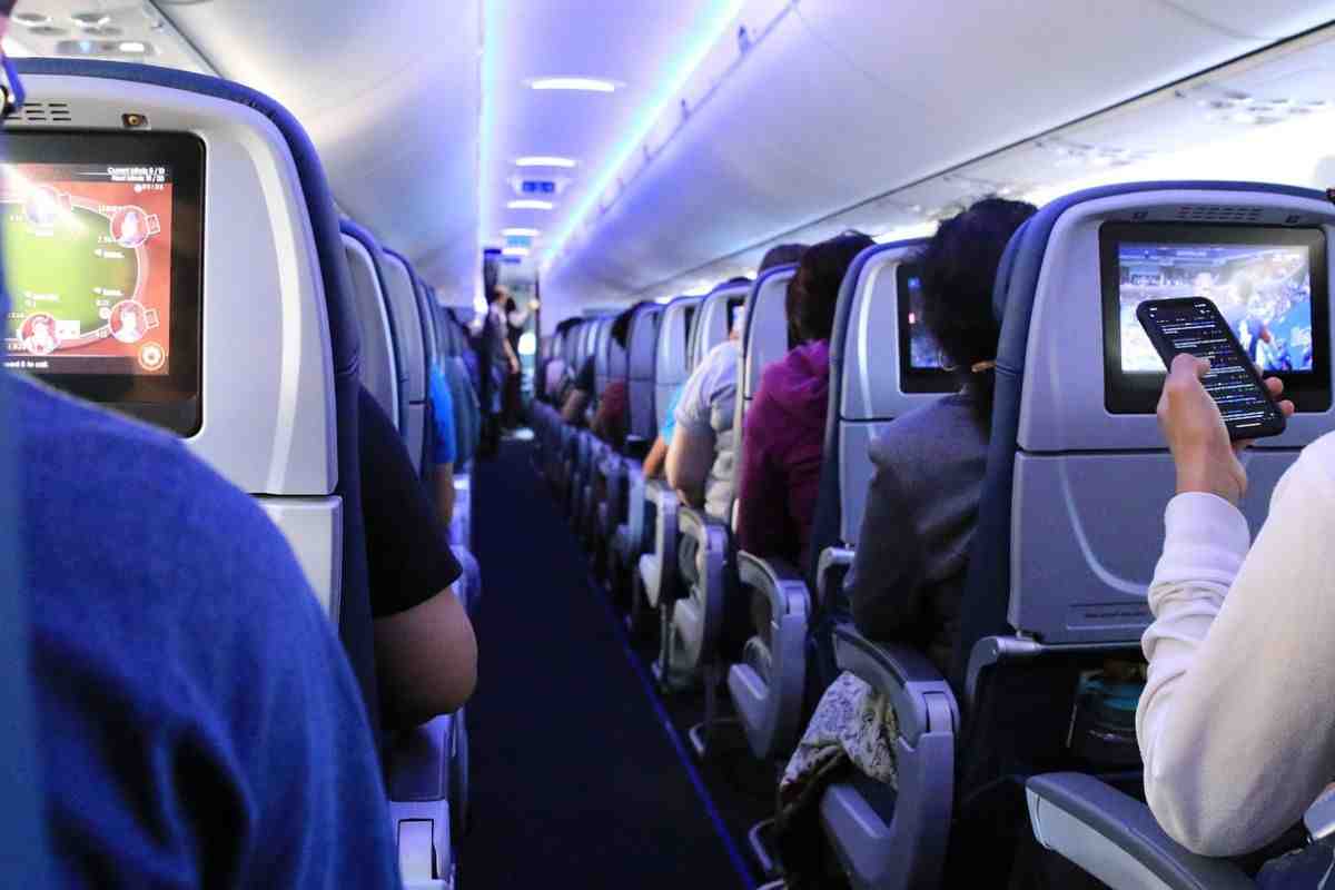 passeggeri viaggin in aereo