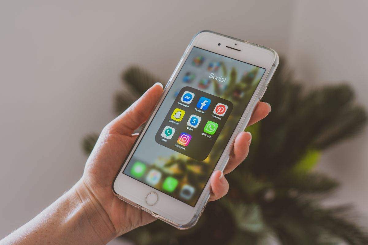 smartphone in mano trucco bicchiere