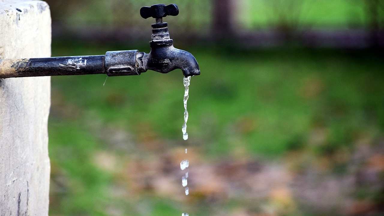 Acqua che fuoriesce da un rubinetto