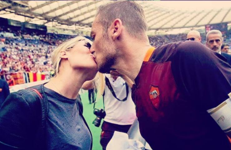 Ilary Blasi e Francesco Totti attaccati