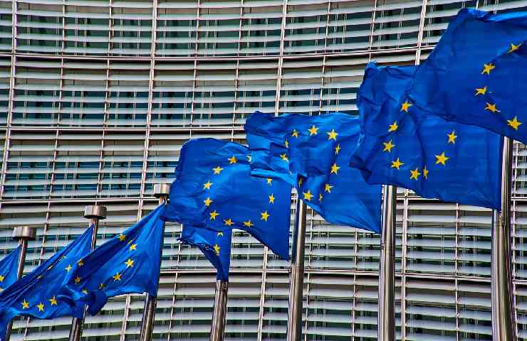 Le bandiere dell'Europa sventolano davanti alla sede della Commissione Ue