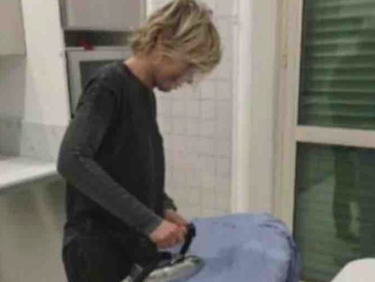 Maria De Filippi mentre stira