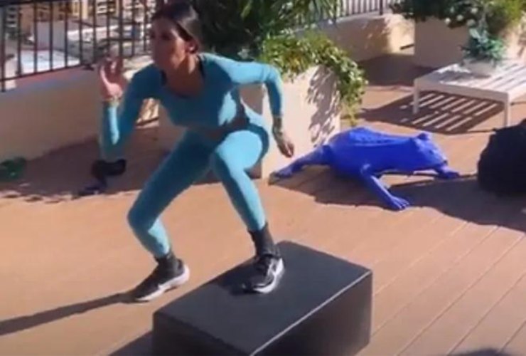 Elisabetta Gregoraci e la rana di design sul terrazzo