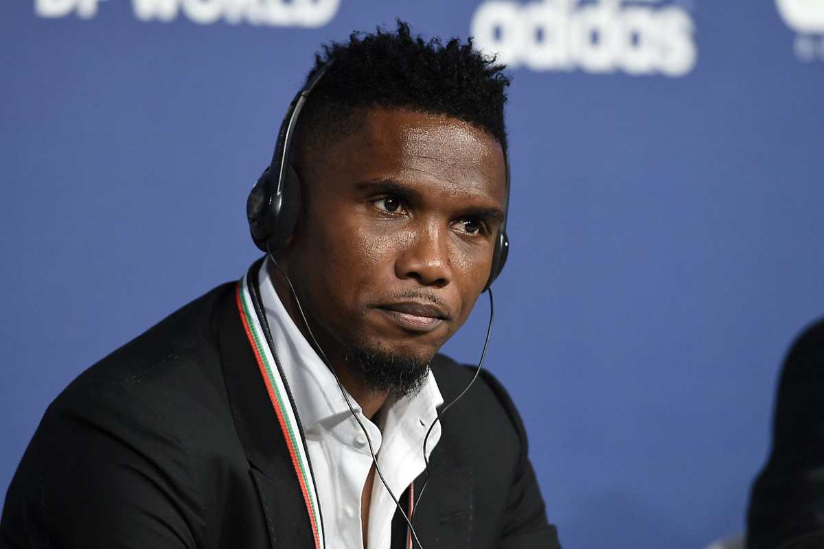 Eto'o con le cuffie in conferenza