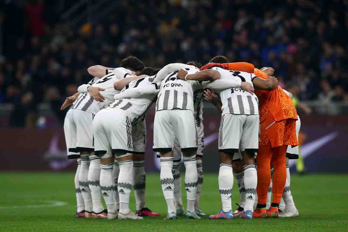 La Juventus abbracciata a centrocampo