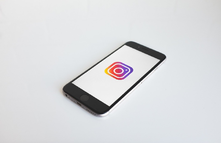 Un telefono con su l'icona di Instagram