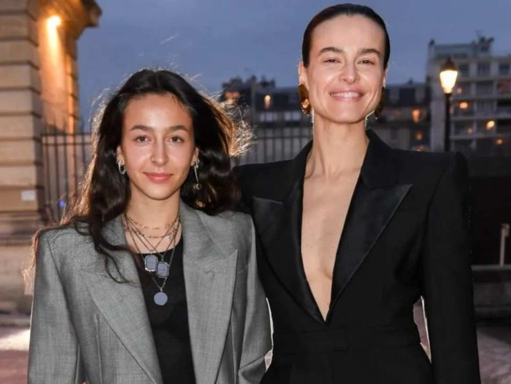 Mamma e figlia alla settimana della moda a Parigi
