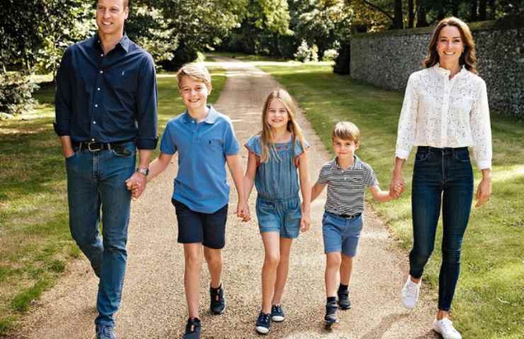 Kate Middleton: chic con le sneakers bianche