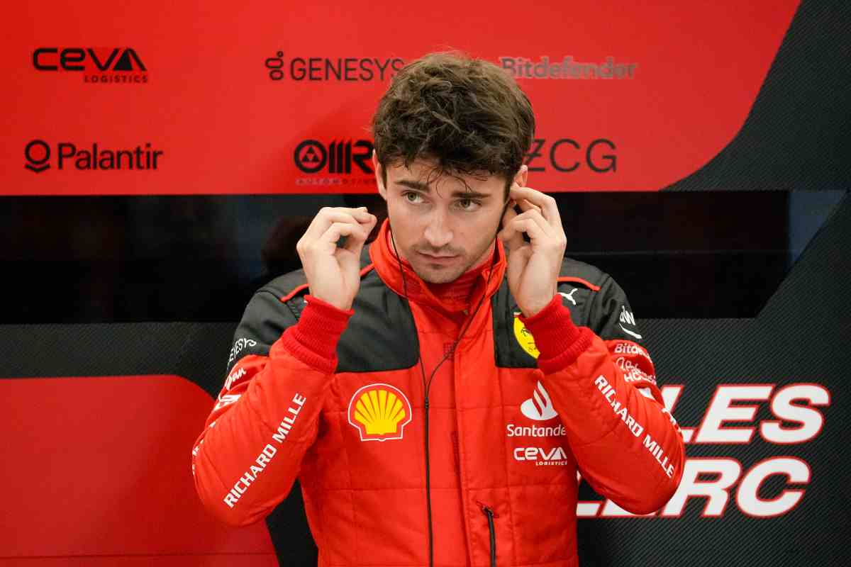 Leclerc sistema la cuffia Ferrari