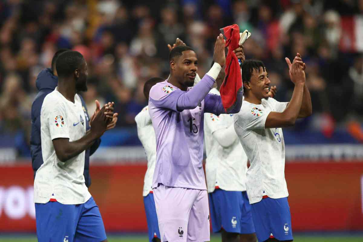 Maignan applaude con i compagni Francia