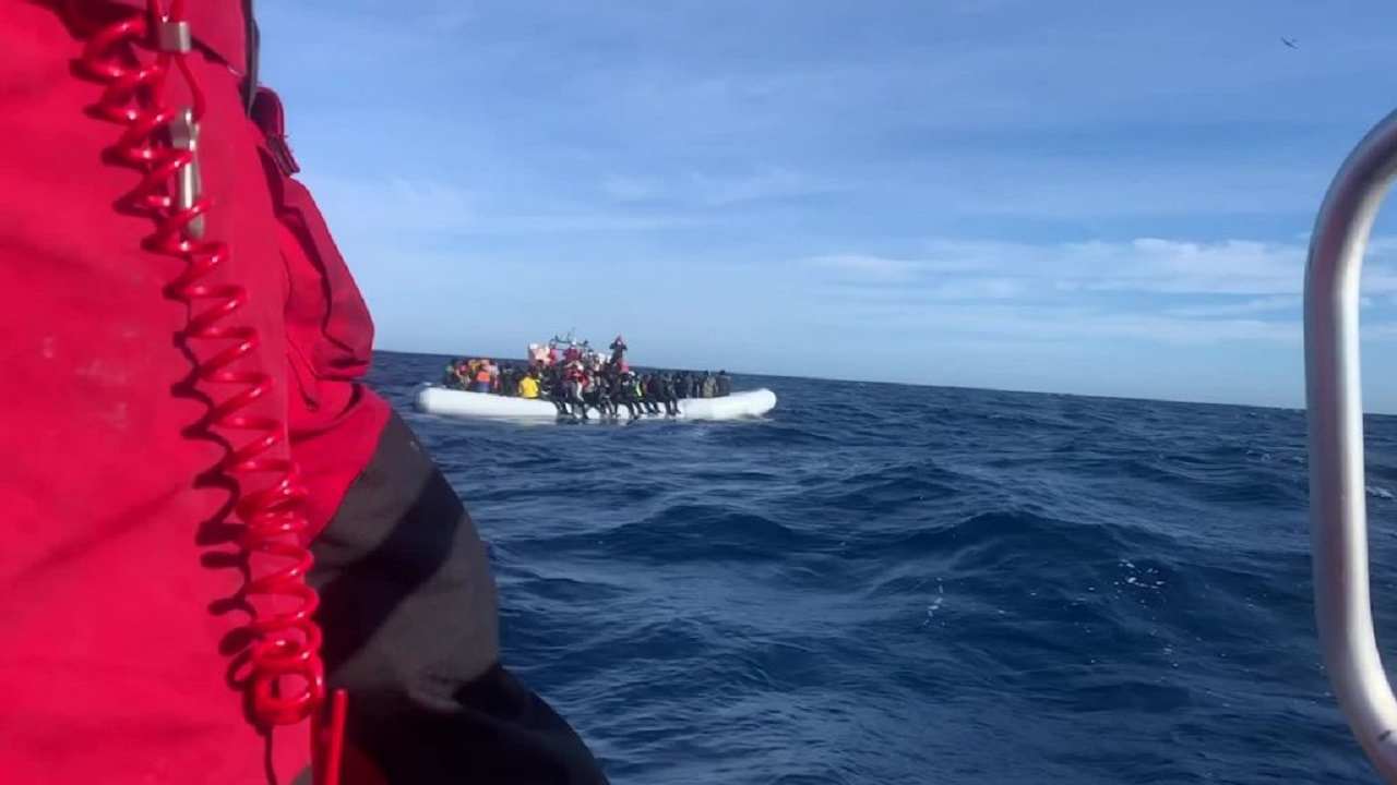 Dei migranti su una imbarcazione