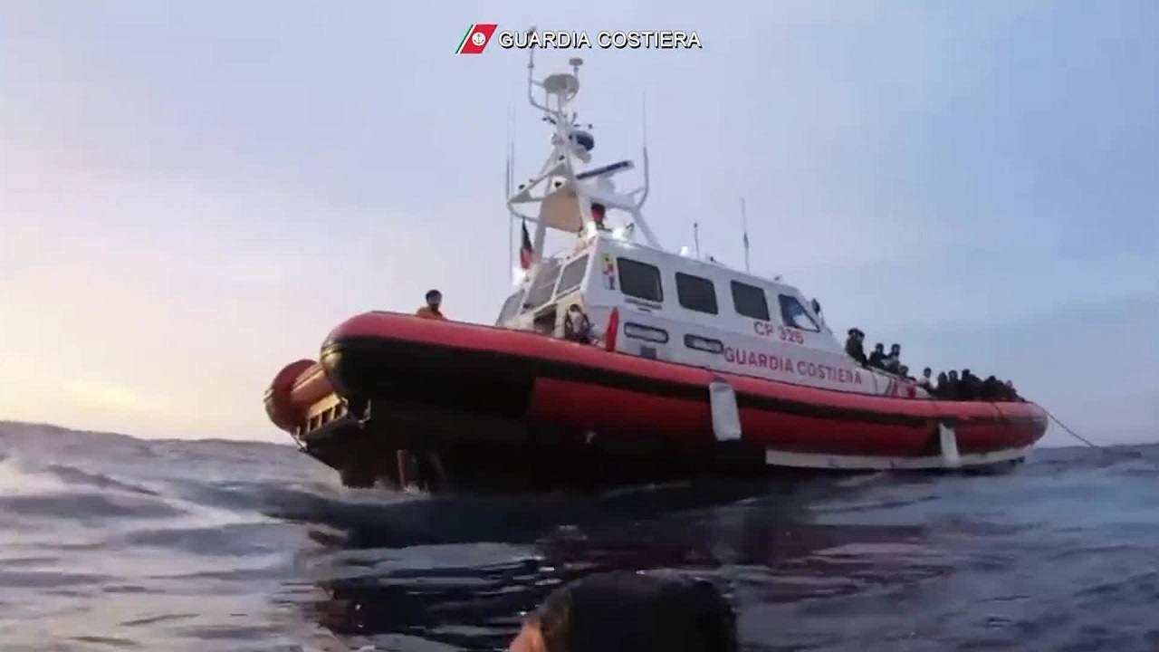 Migranti salvati dalla Guardia Costiera