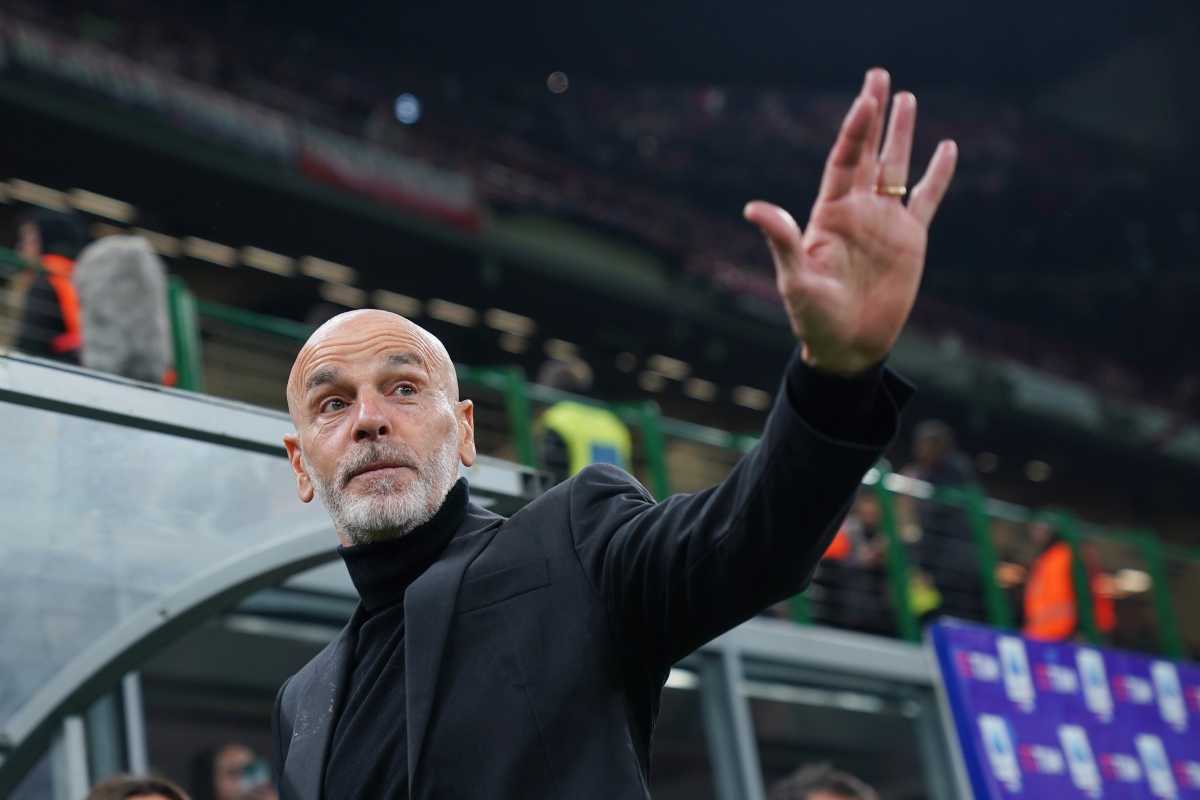 Pioli fa segno con la mano Milan