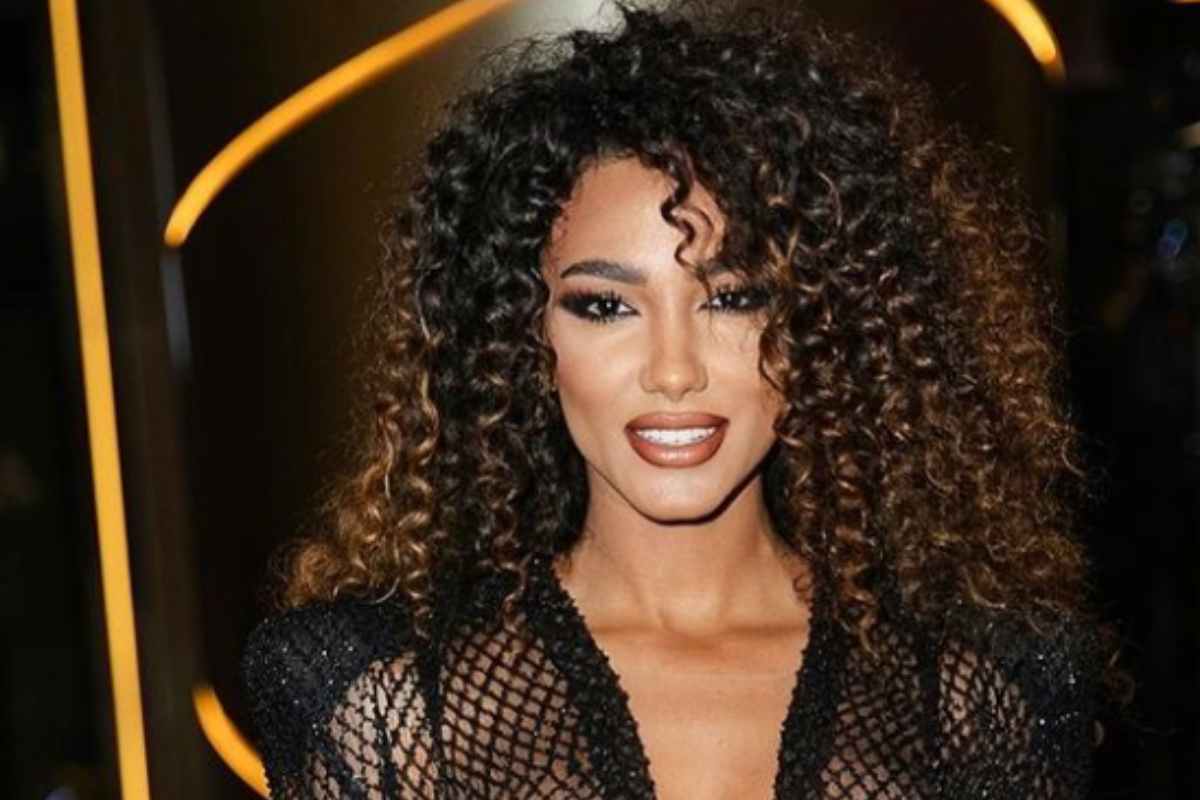 Samira Lui: in abito bianco è mozzafiato