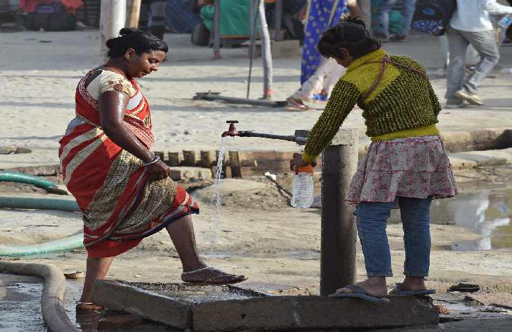 Due donne vicino a una fontanella